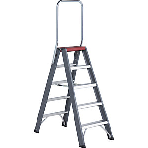 Alu-Stufenstehleiter, beidseitig begehbar, 2 x 5 Stufen, Arbeitshöhe 3200 mm.