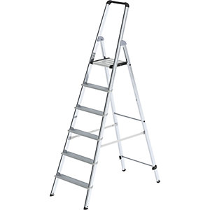 Alu-Stufenstehleiter, einseitig begehbar, mit ergonomisch geformtem Holm und Ablageschale, 6 Stufen.