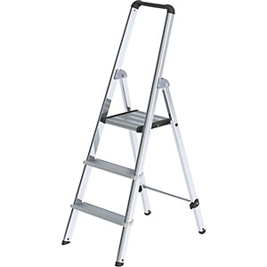 Alu-Stufenstehleiter, einseitig begehbar, mit ergonomisch geformtem Holm und Ablageschale, 3 Stufen.