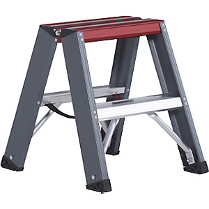 Alu-Stufenstehleiter, beidseitig begehbar, 2 x 2 Stufen, Arbeitshöhe 2450 mm.