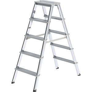 Alu-Stufenstehleiter, beidseitig begehbar, mit ergonomisch geformtem Holm, 2 x 5 Stufen, Arbeitshöhe 2750 mm.