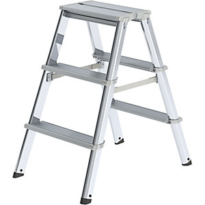 Alu-Stufenstehleiter, beidseitig begehbar, mit ergonomisch geformtem Holm, 2 x 3 Stufen, Arbeitshöhe 2250 mm.
