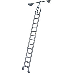 Stufen-Regalleiter, Doppelregal mit Kopffahrwerk für Rundrohr-Schienenanlage, 13 Stufen.