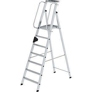 Alu-Stehleiter mit großer Plattform, Handlauf beidseitig, 7 Stufen inkl. Plattform.
