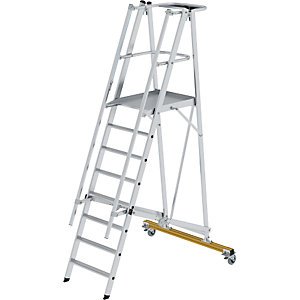 Alu-Plattformleiter, fahrbar, mit 3-seitigem Plattformgeländer, 8 Sprossen inkl. Plattform.