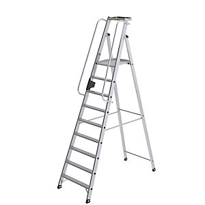 Alu-Stehleiter mit großer Plattform, Handlauf beidseitig, 9 Stufen inkl. Plattform.