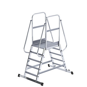 Alu-Podestleiter, beidseitig begehbar, fahrbar, 2 x 5 Stufen.